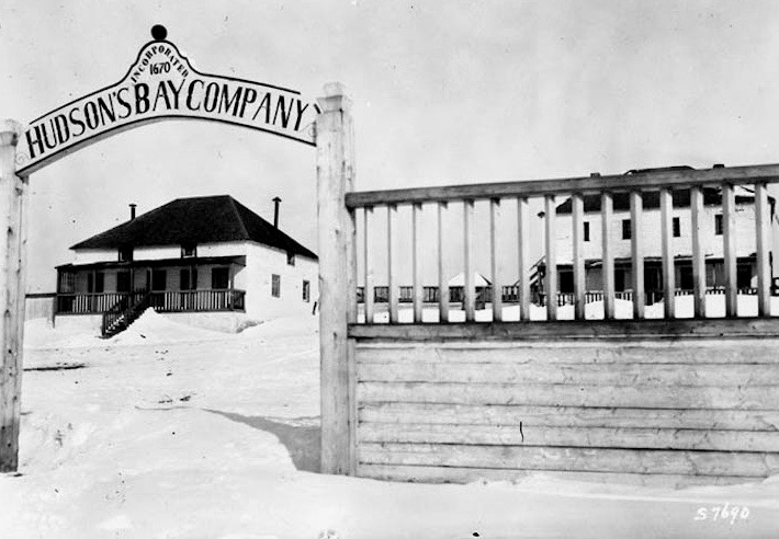 File:Fort Chipewan HBC Post 1900.jpg