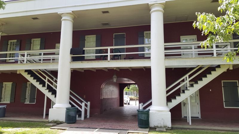 File:Baton Rouge Bks Closeup.jpg