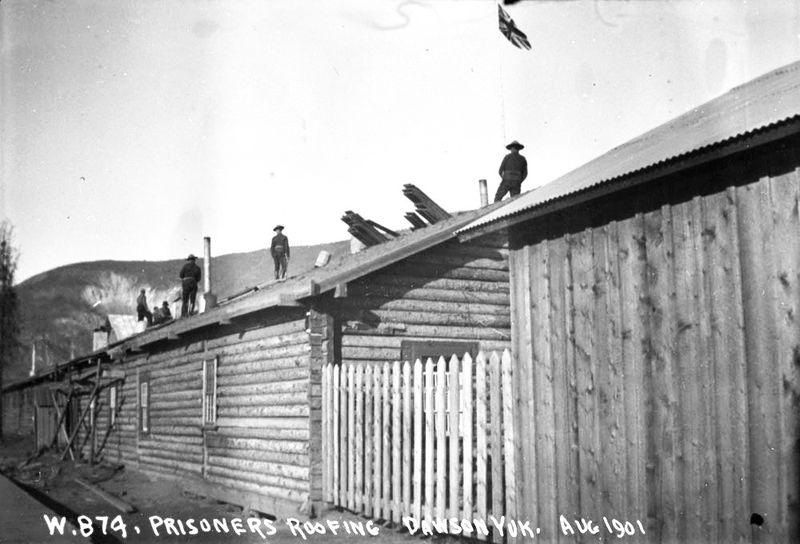 File:Prisoners Roofing NWMP 1901.jpg