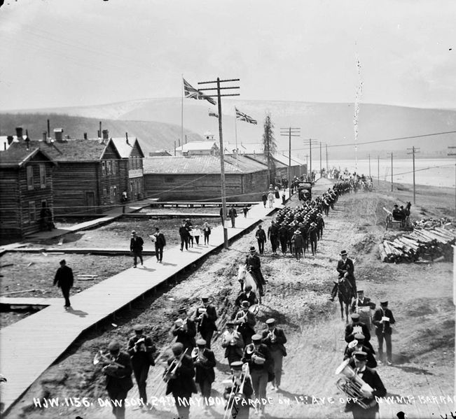 File:Parade Opp NWMP Barracks 1901.jpg