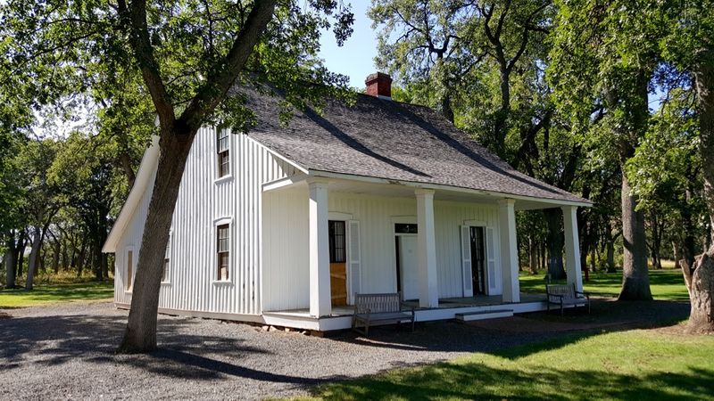 File:Fort Simcoe Capt Qtrs.jpg