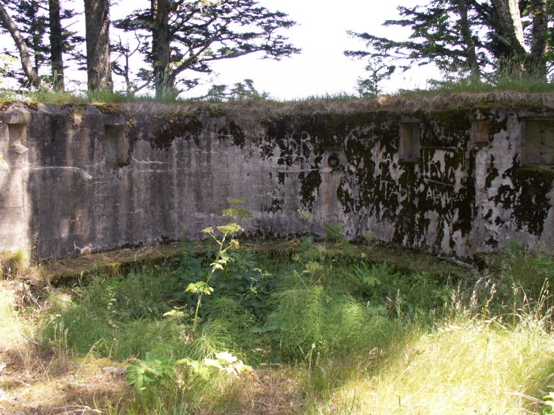 File:Battery O'Flying Gun Emplacement Two - Counterweight Well.JPG