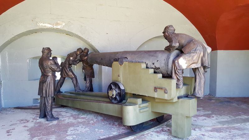 File:Fort Trumbull Casemate Gun.jpg